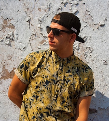 Boek The Boy Next Door  bij Music Marketing and More